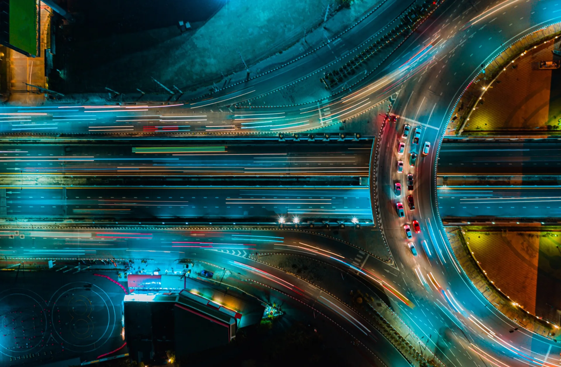 Luftaufnahme eines beleuchteten Verkehrsknotenpunkts